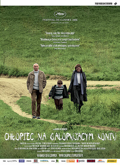 Chlopiec na galopujacym koniu