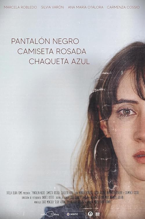 Pantalón negro, camiseta rosada, chaqueta azul