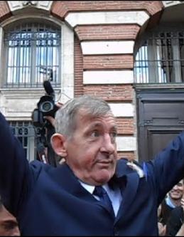 Le bain de foule du président grolandais Salengro à Toulouse pour la distribution des eugros au peuple Groccitan