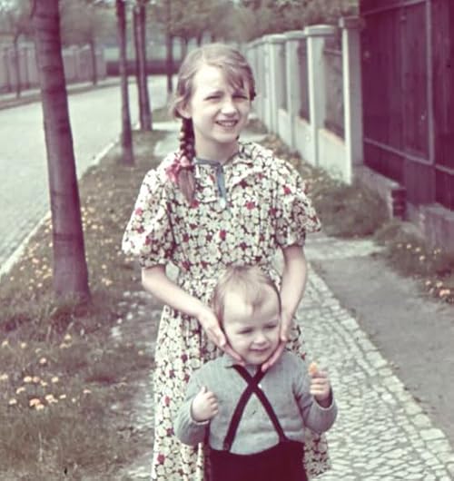 Vera är nazist, brodern hjälper flyktingar