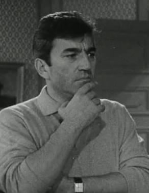 Un homme à terre