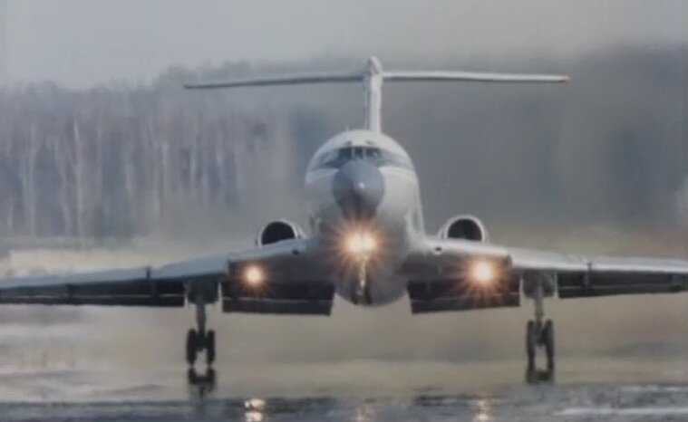 Самолет летит в Россию — кадр 9