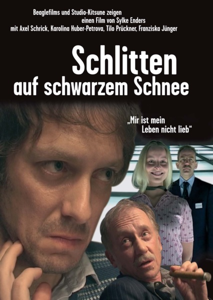 Schlitten auf schwarzem Schnee