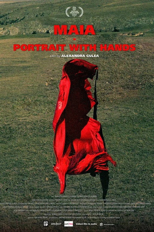 Maia - Portret cu mâini