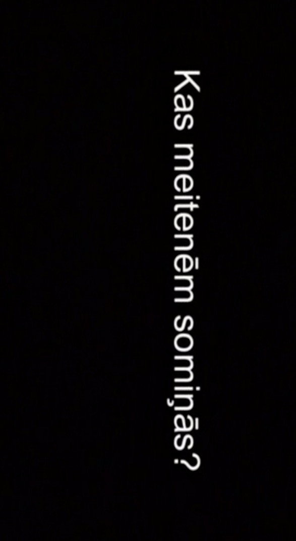 Kas meitenēm somiņās?