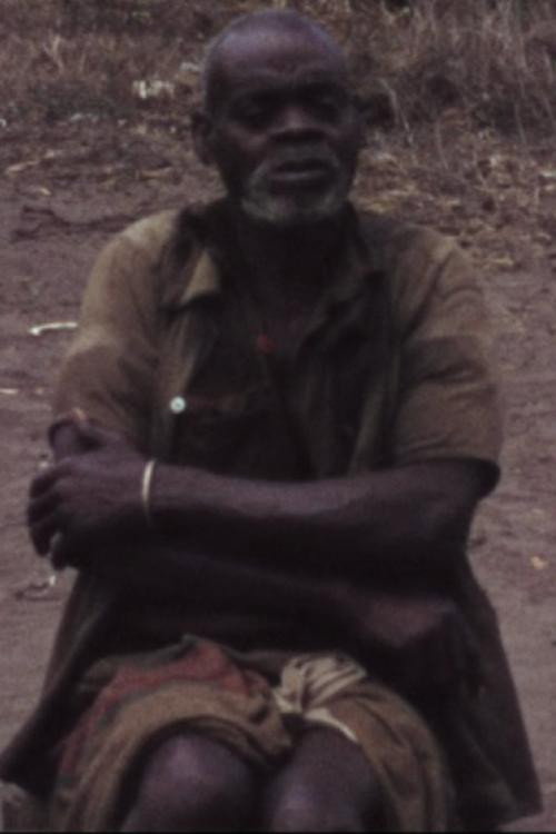 Mpambanda, o curandeiro, a contrar uma história