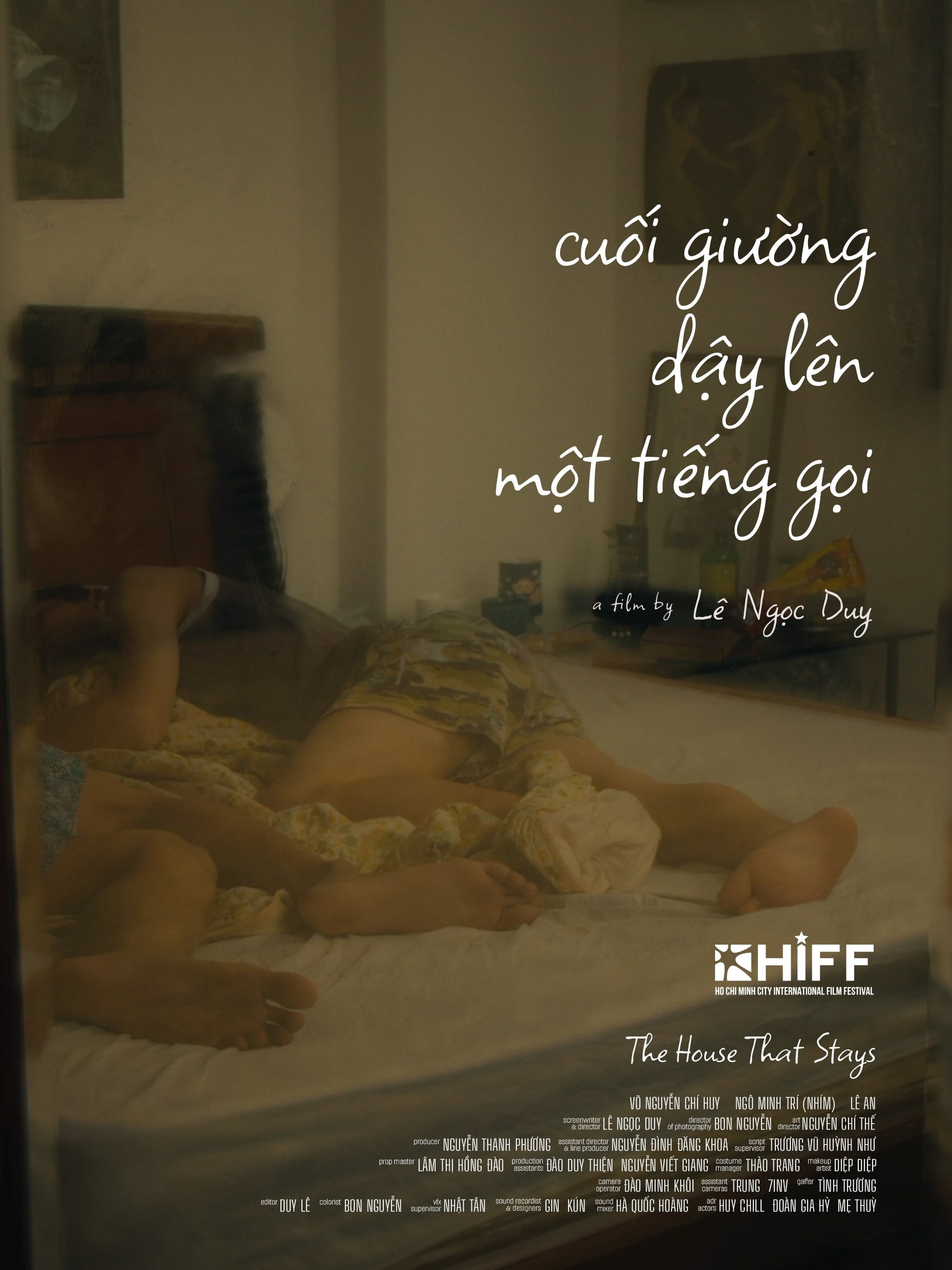 Cuối giường dậy lên một tiếng gọi