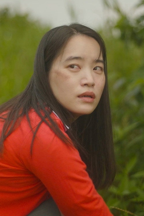 掘る女