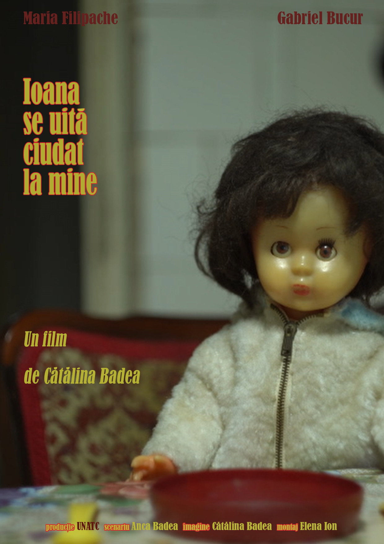 Ioana se uită ciudat la mine