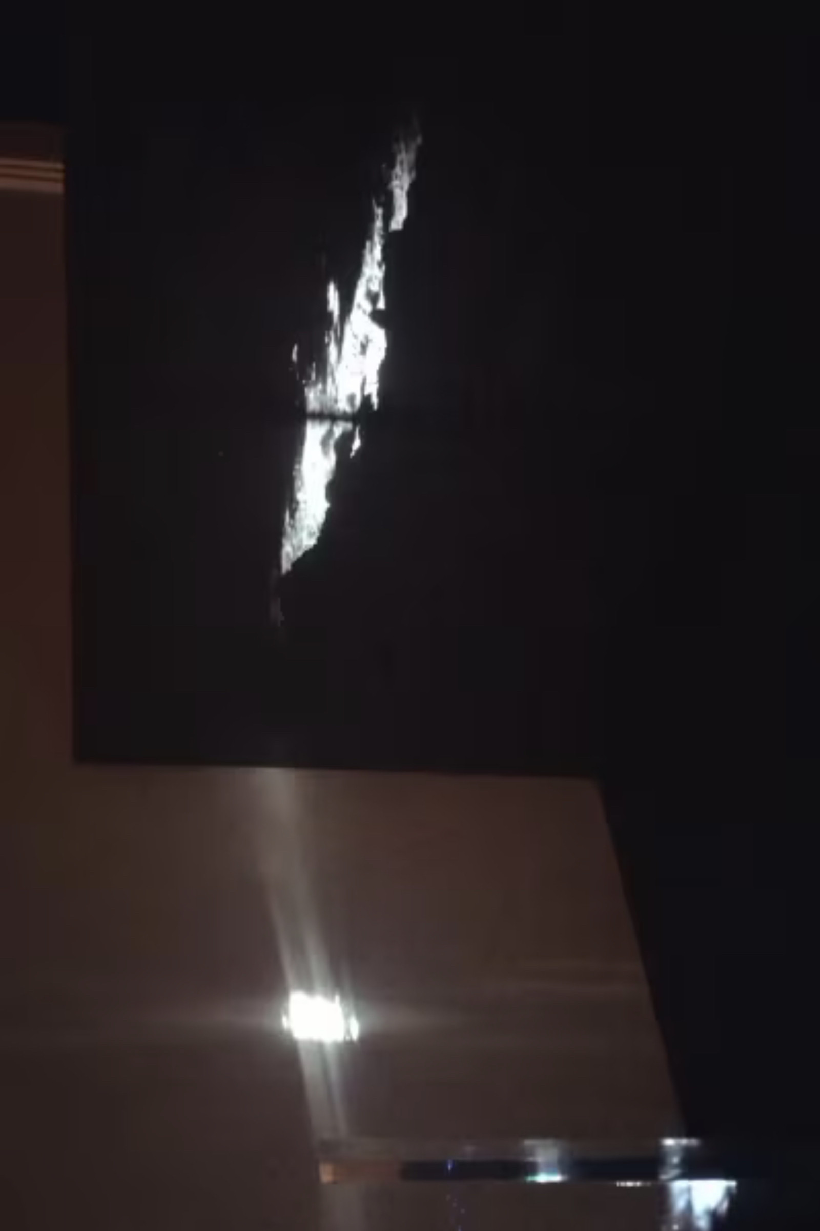 Sombra metálica en la sombra. Ventana