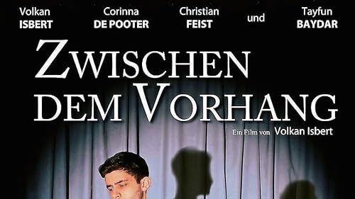Zwischen dem Vorhang