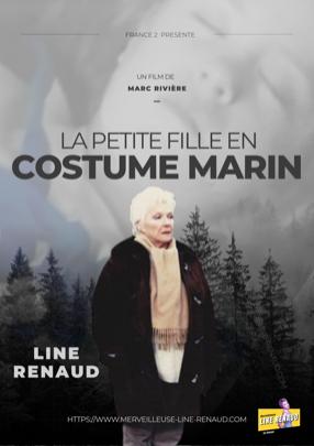 La petite fille en costume marin