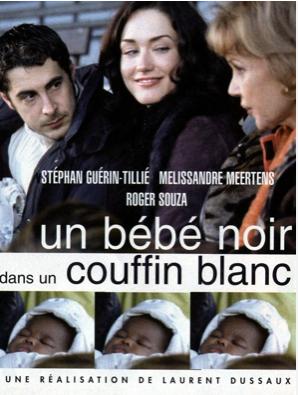 Un bébé noir dans un couffin blanc