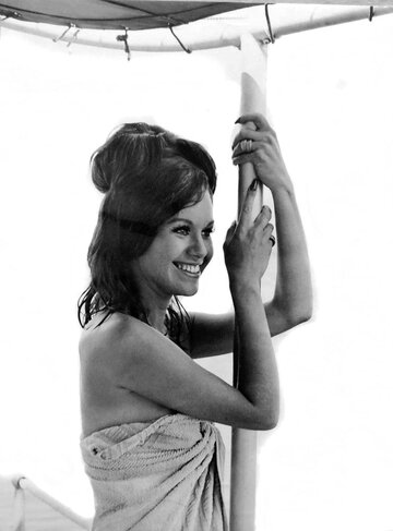 Suzanna Leigh