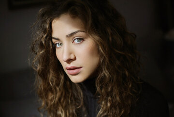 Манон Азем