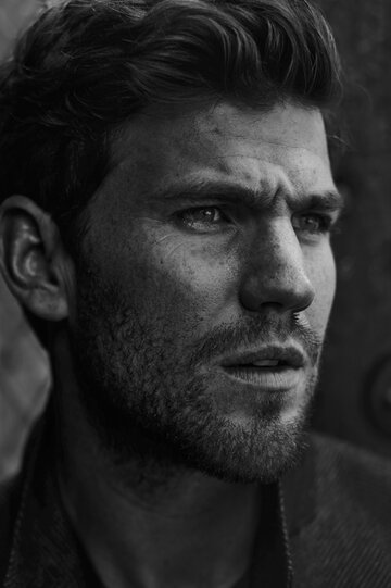 Austin Stowell